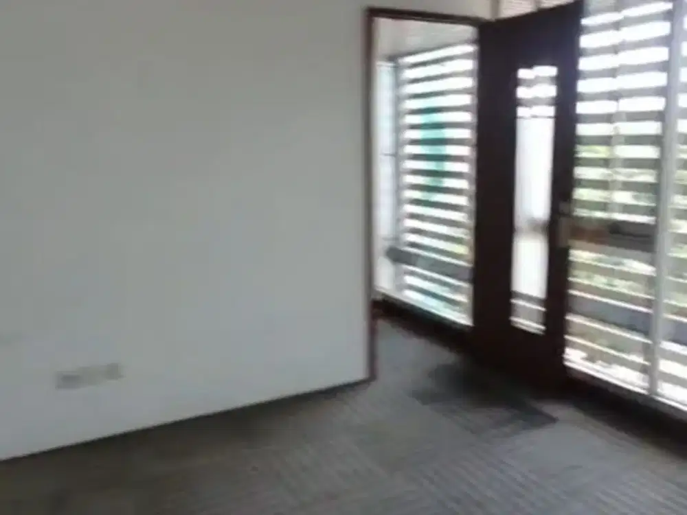 SEWA KANTOR  DI JAKARTA  PUSAT  RADEN SALEH  68M2 PARTISI 200K NEGO