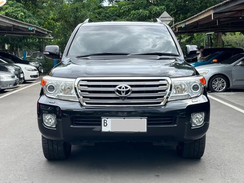 TOYOTA LAND CRUISER VX200 4.5 DIESEL AT HITAM 2013