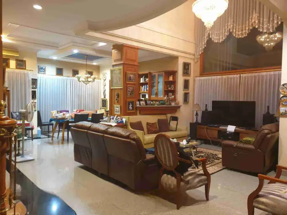 Dijual Rumah Lokasi Premium di Galaxy Bumi Permai Surabaya Semi Furnish Double Way