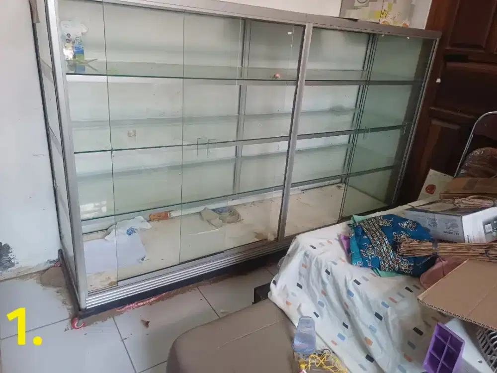 Etalase toko atau warung