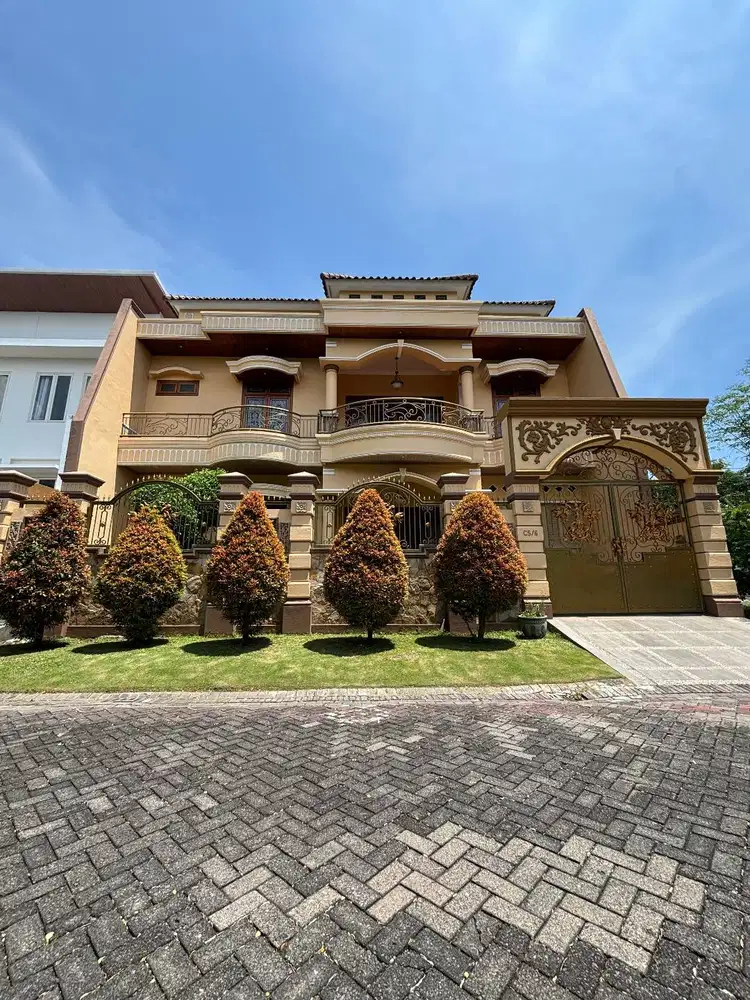 Dijual Rumah Pakuwon City Villa Royal 3 Lantai Classic Modern Siap Hun