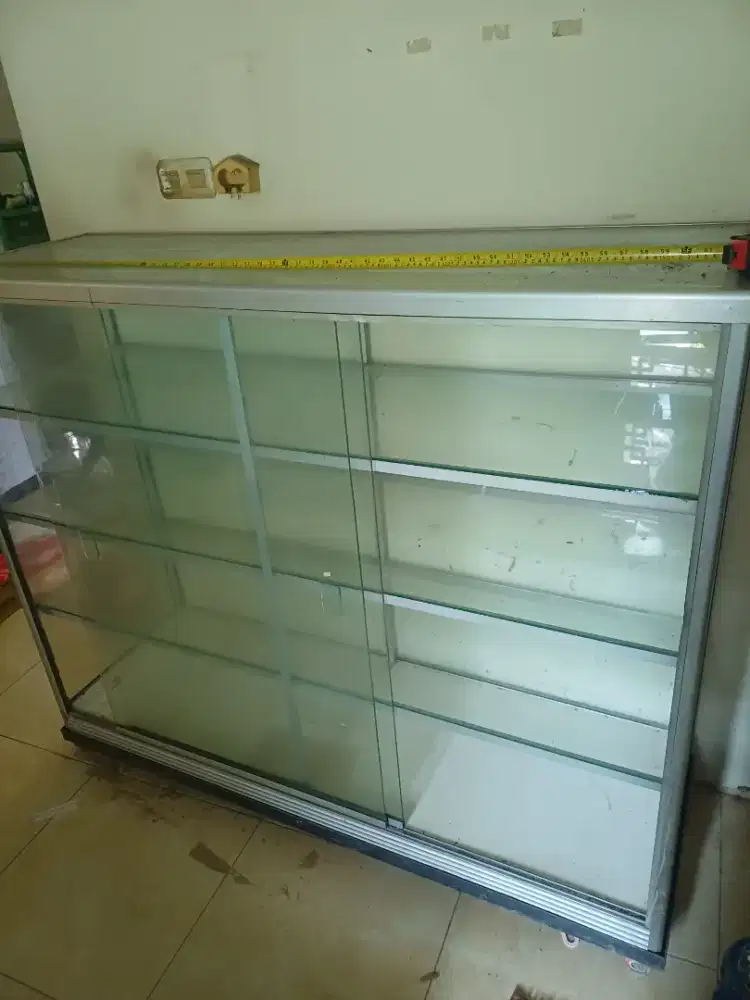 Etalase toko atau warung