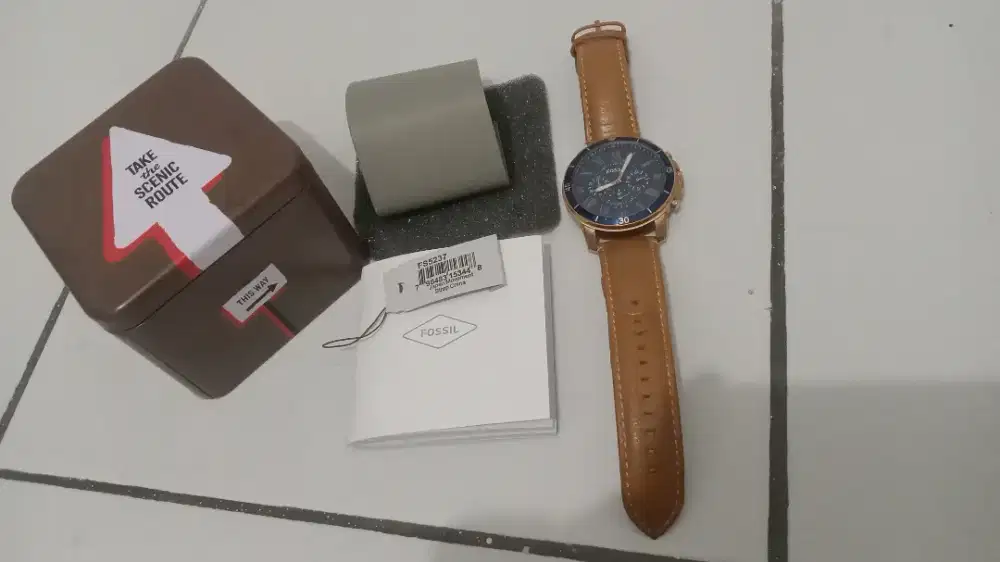 Dijual jam tangan Fossil sangat jarang di pake ..