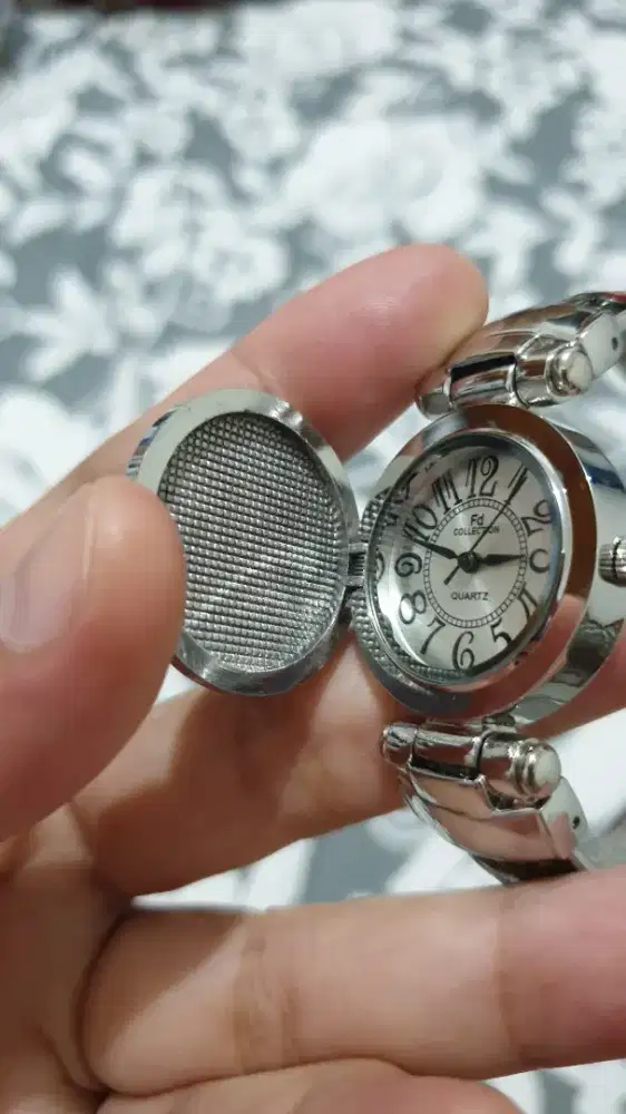 Jam gelang vintage brand france