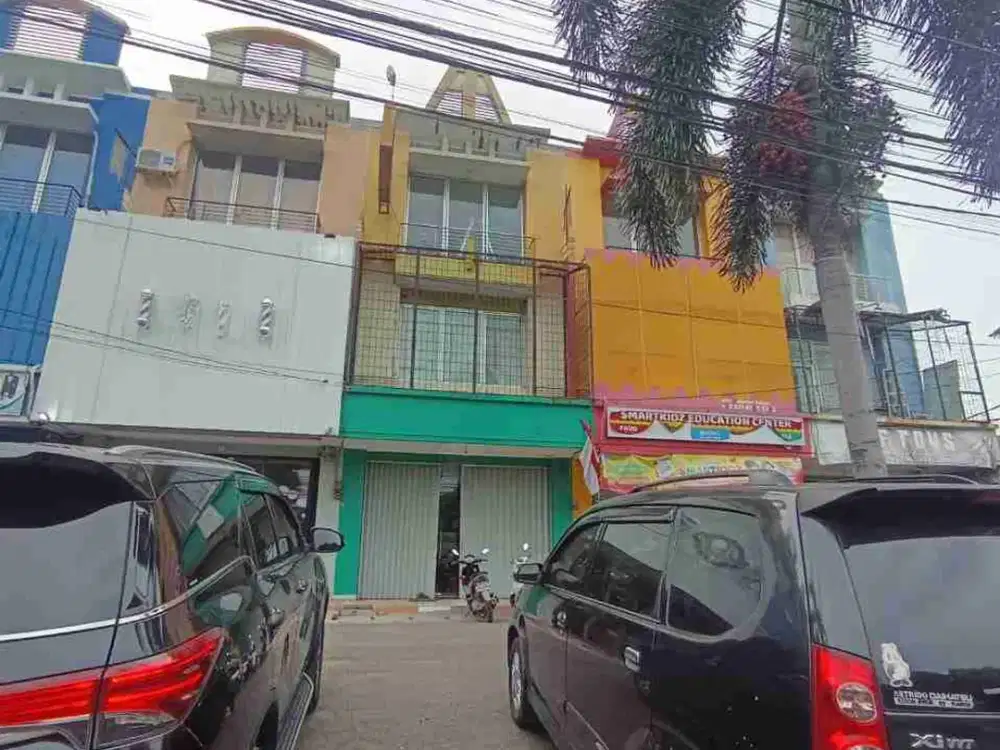 Di sewakan Ruko strategis,  bagus dan Siap  pakai,   di kota Harapan Indah,   Bekasi.