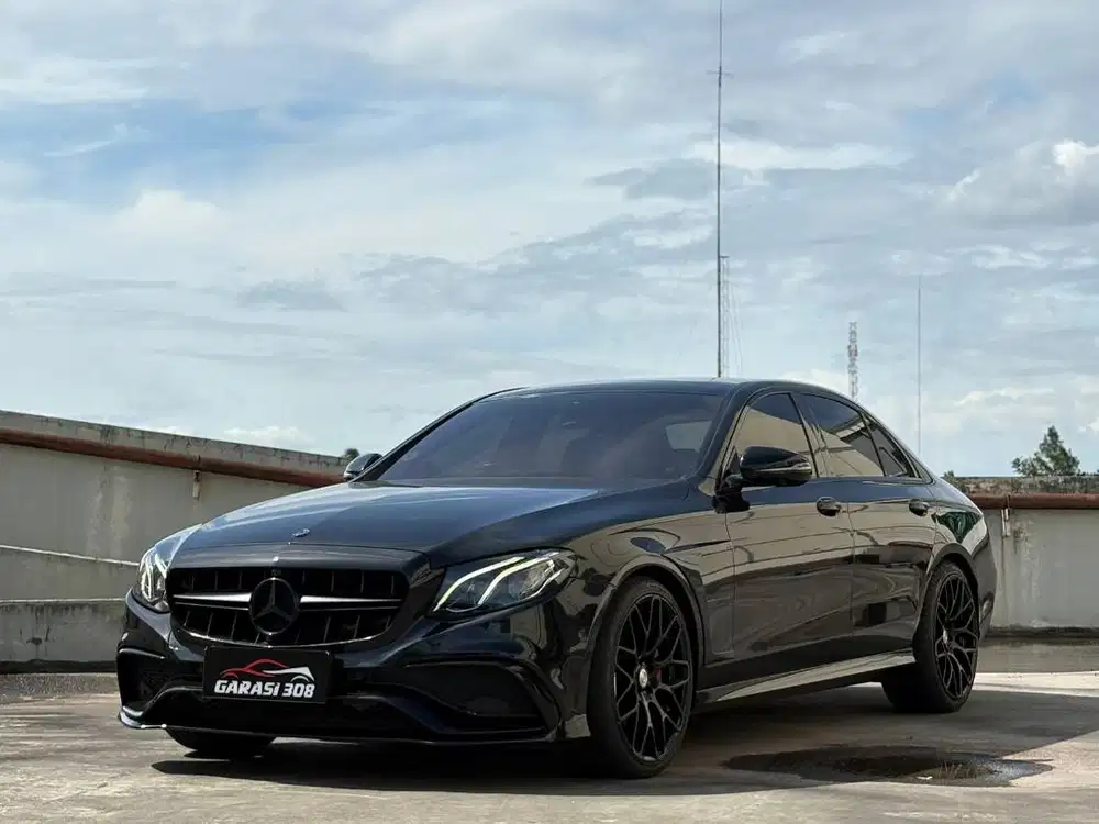 Mercedes Benz E300 2.0 AMG Line 2017 W213 KM 41rb Warna Hitam