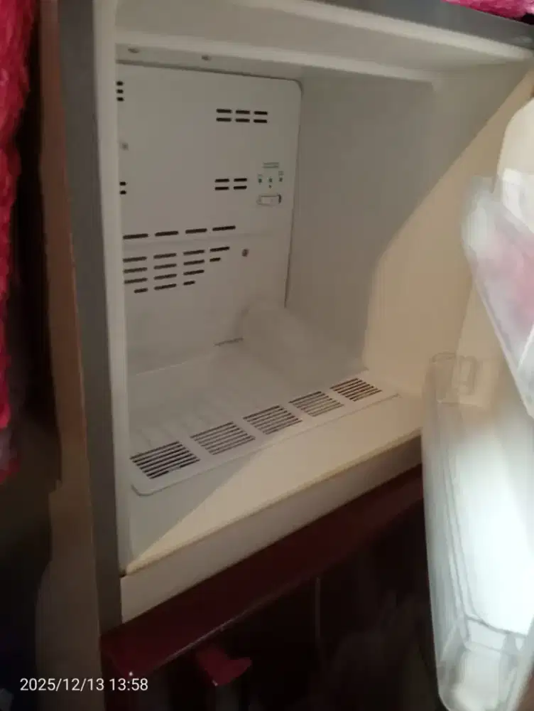 kulkas Polytron minus