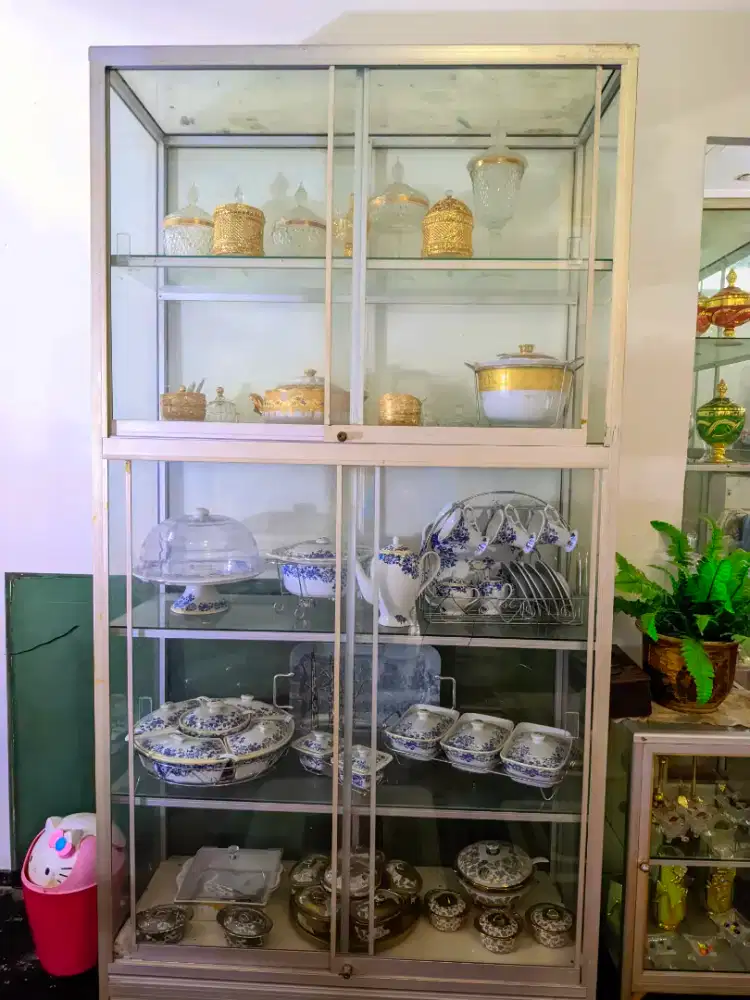 Dijual lemari kaca dengan isinya