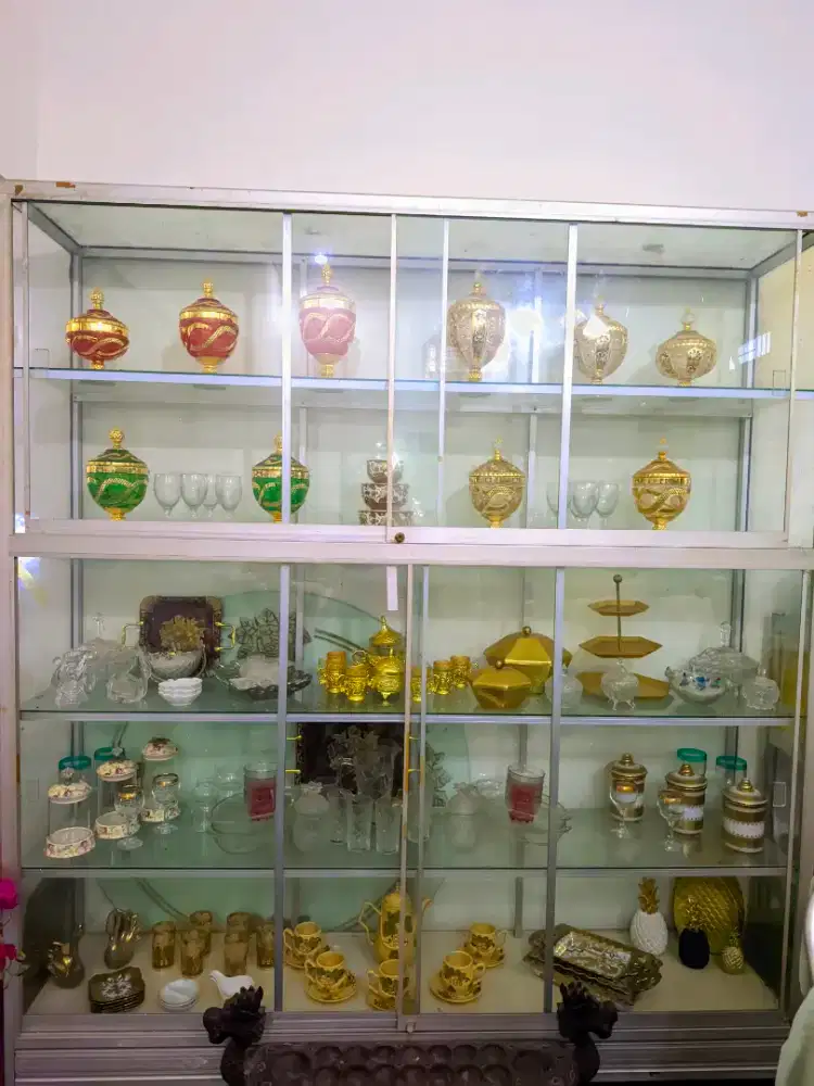 Dijual lemari kaca ukuran besar dan lebar