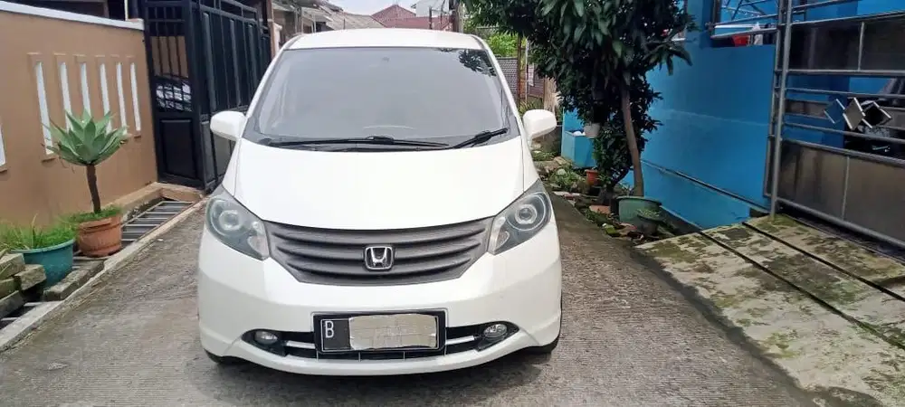 mobil freed warna putih