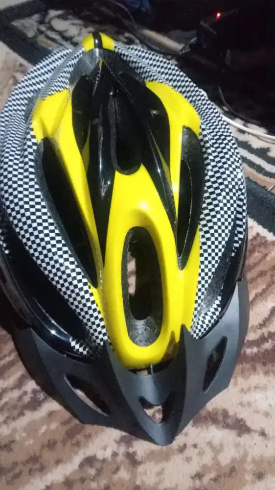 Sisa stok jualan helm msh baru ya