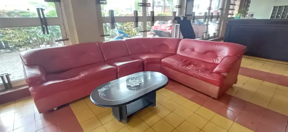 Sofa Set 6 Dudukan (Kulit) + Coffee Table warna Merah