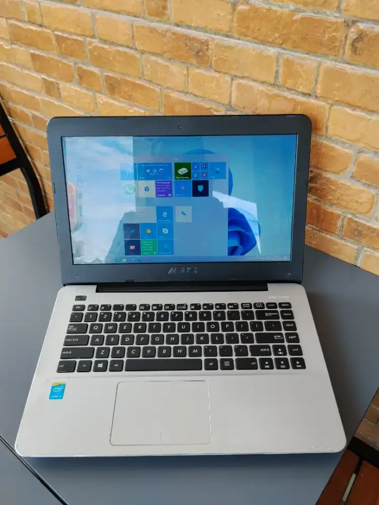 Laptop asus masih mulus banget. Pemakaian pribadi