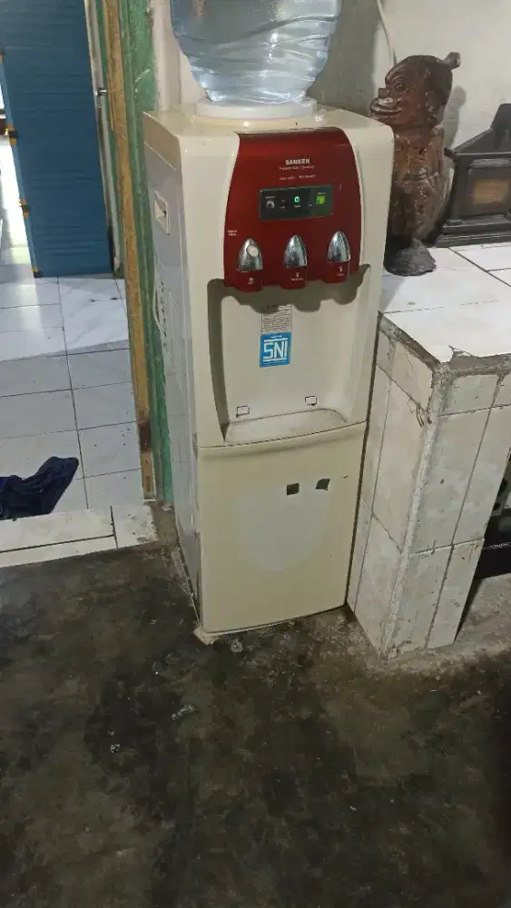 dispenser hot n cool bagian bawah kulkas mini