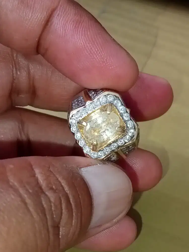 Yakult, yellow sapphire Srilanka no heated 2,85crt