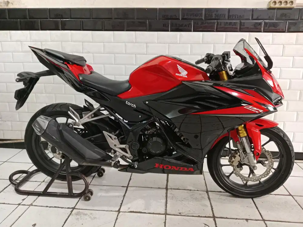 Honda cbr 150r tahun 2024 lengkap terawat
