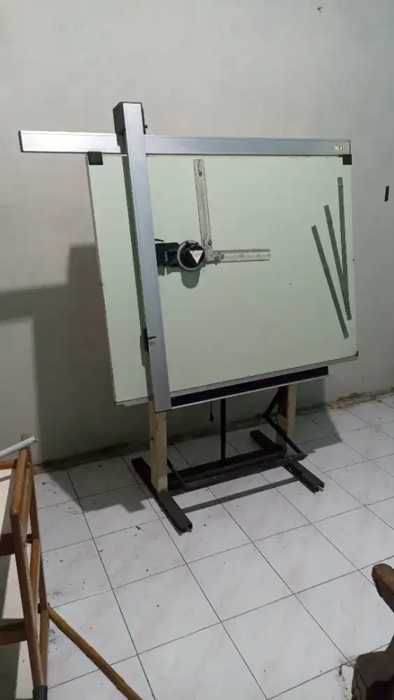 meja gambar arsitek sudah papan magnet
