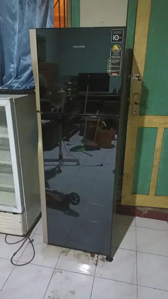 kulkas Polytron 2pintu tinggi