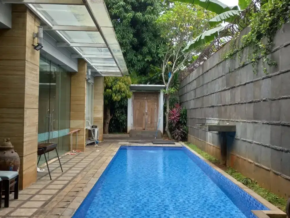 Rumah luas di dekat sektor 9 Bintaro carport luas