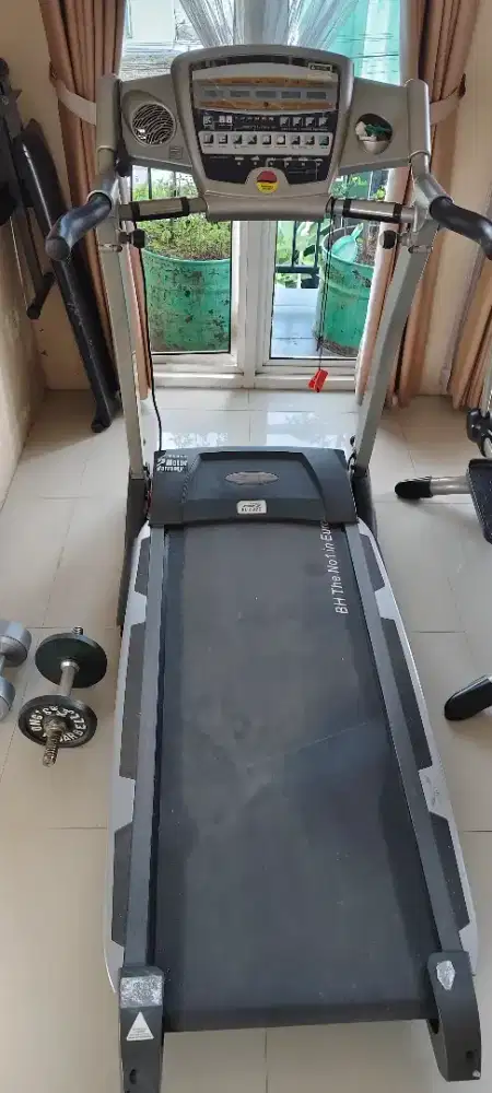 Alat olah raga Treadmill