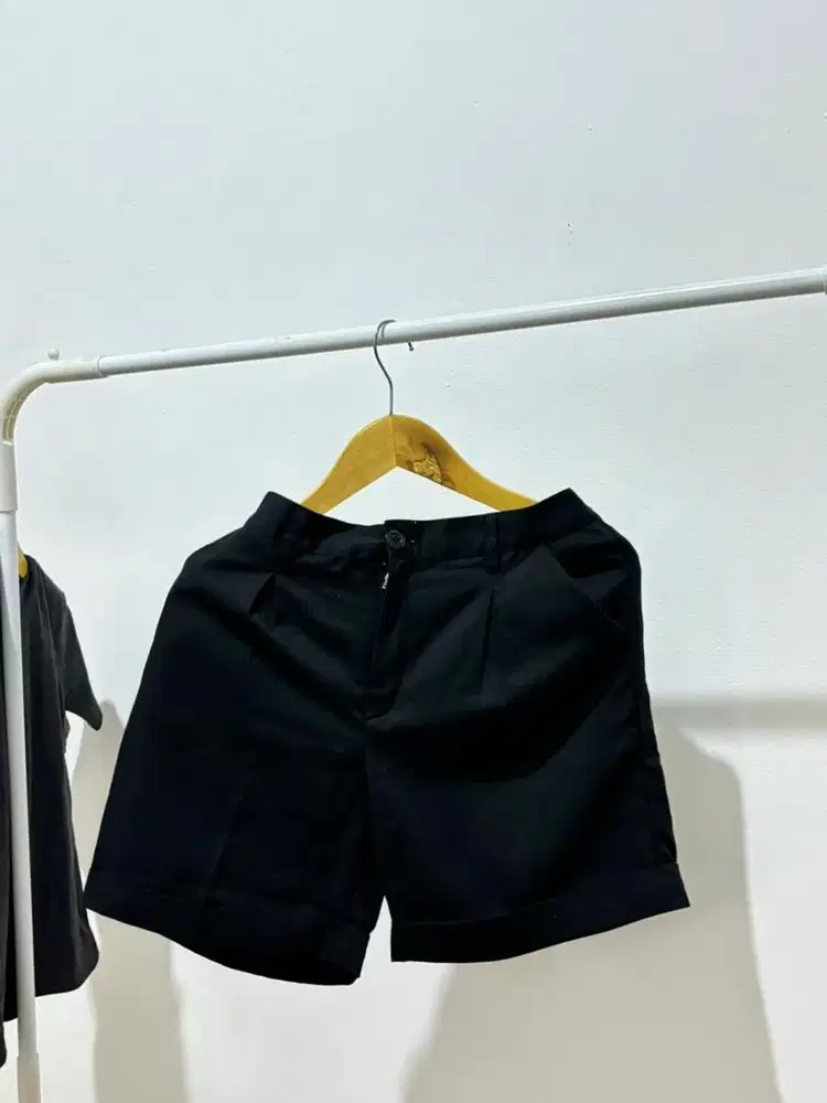 Celana pendek hitam uk s-m