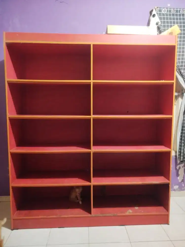 Rak susun kayu besar