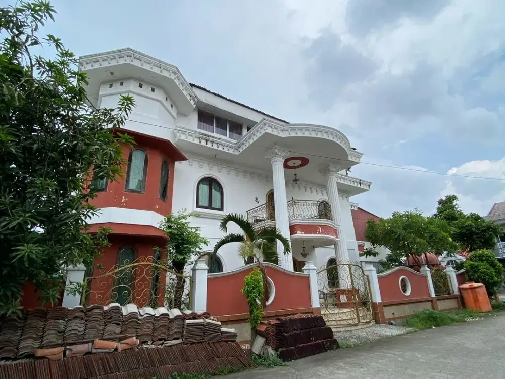 Termurah! Rumah Mewah Hoek 3 Lantai Semifurnish, Harga Dibawa Pasaran