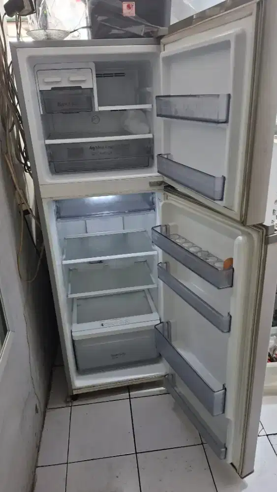 KULKAS 2 PINTU INVERTER BEKAS