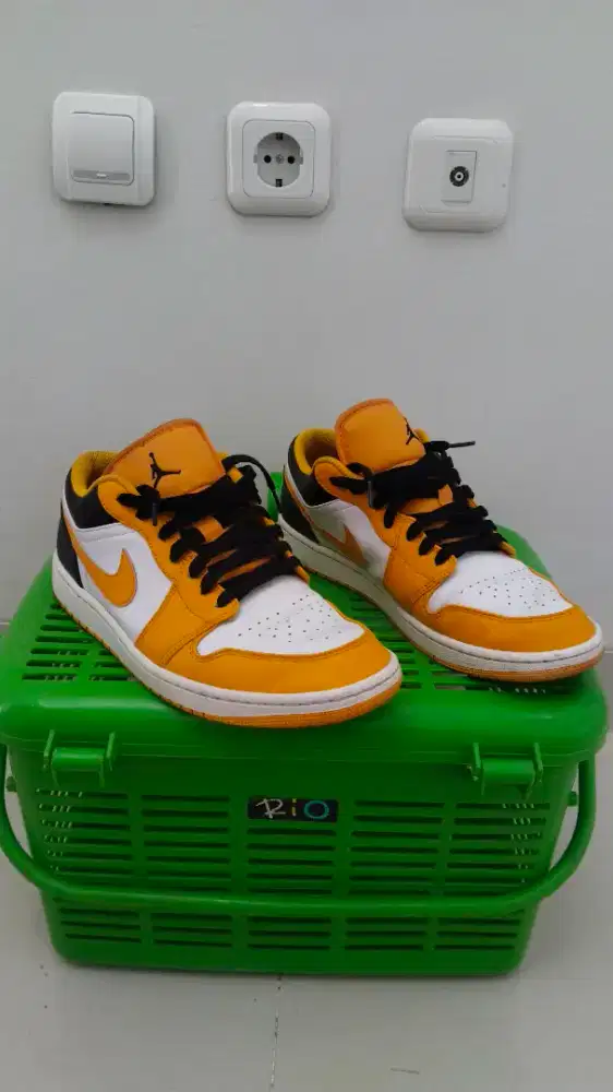 Sepatu Nike Air Jordan 1 Low Taxi size 44