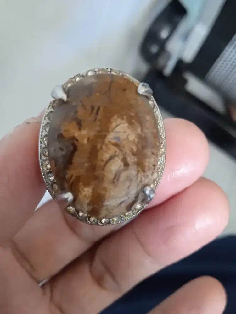Cincin batu akik bergambar wajah orang laki laki