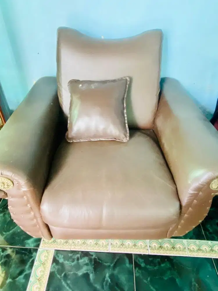 Sofa minimalis coklat tua