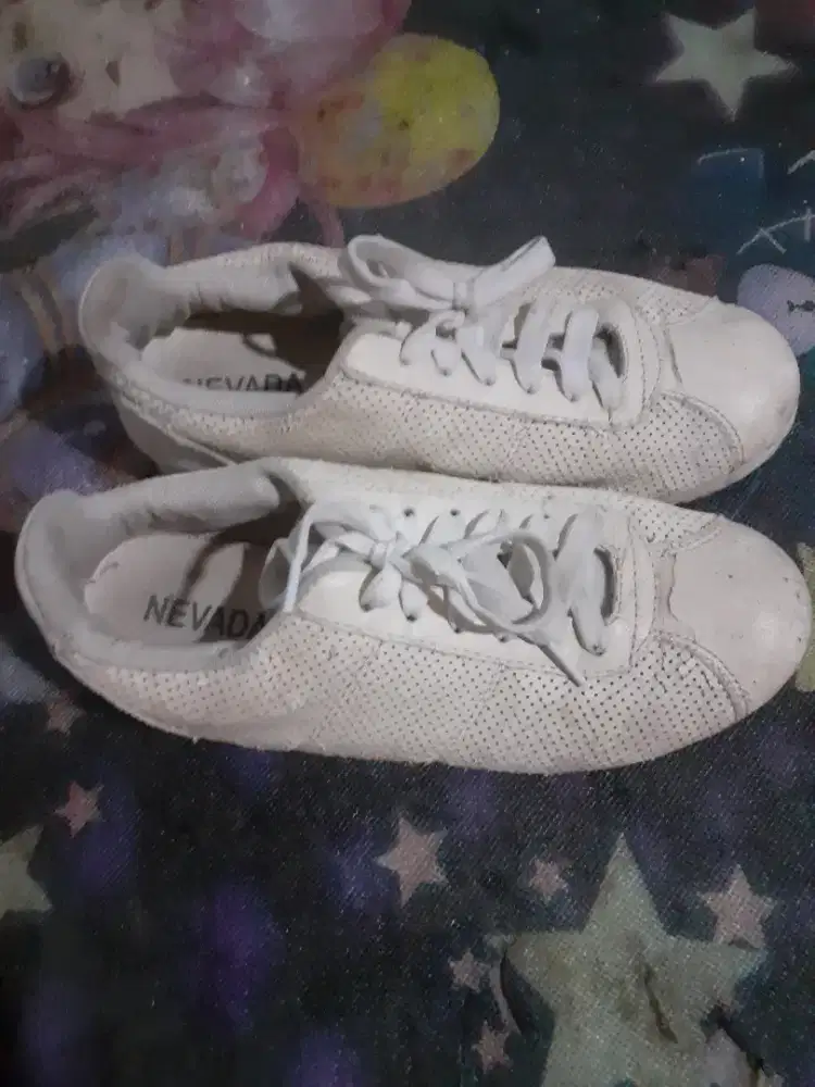 Sepatu jangan lupa di beli ya guys