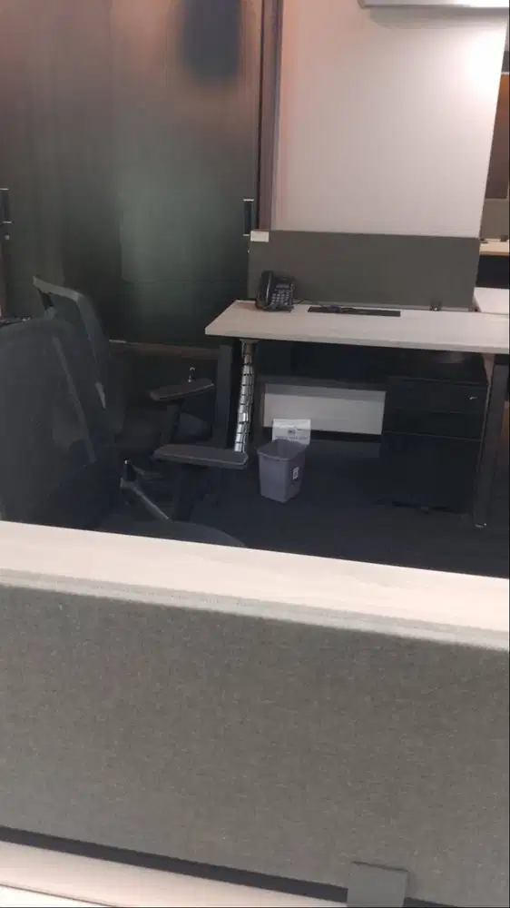 DIJUAL CEPAT! MEJA KERJA YANG BAGUS, LUAS DAN NYAMAN.