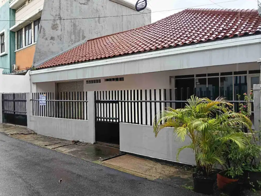 Rumah minimalis 1,25 lantai rapih dan terawat lingkungan tenang dijual Kita Bambu Utara Palmerah Jakarta Barat