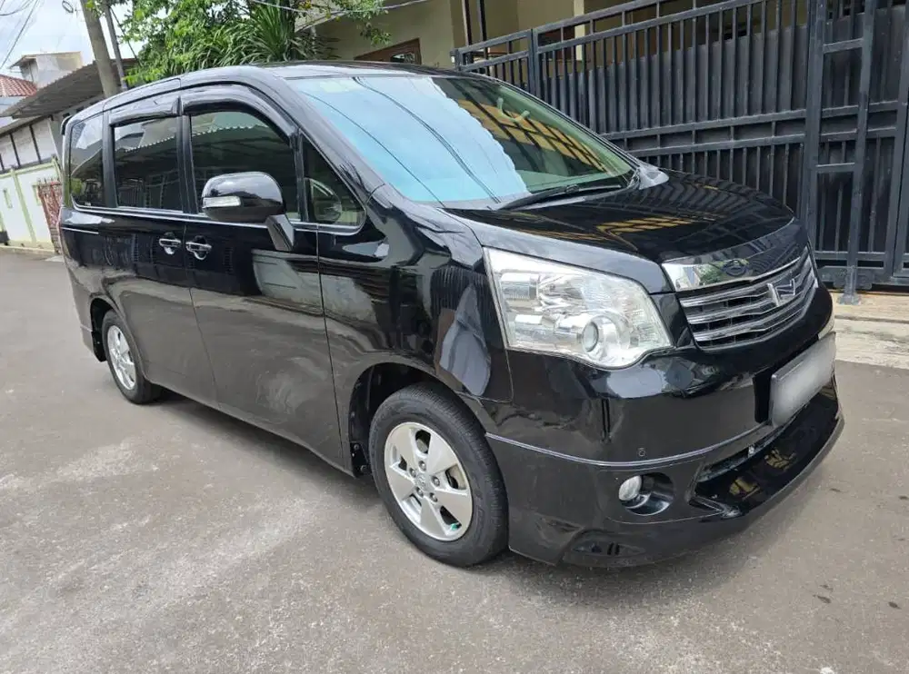 LOW KM!!! Toyota NAV1 V A/T 2014 BLACK