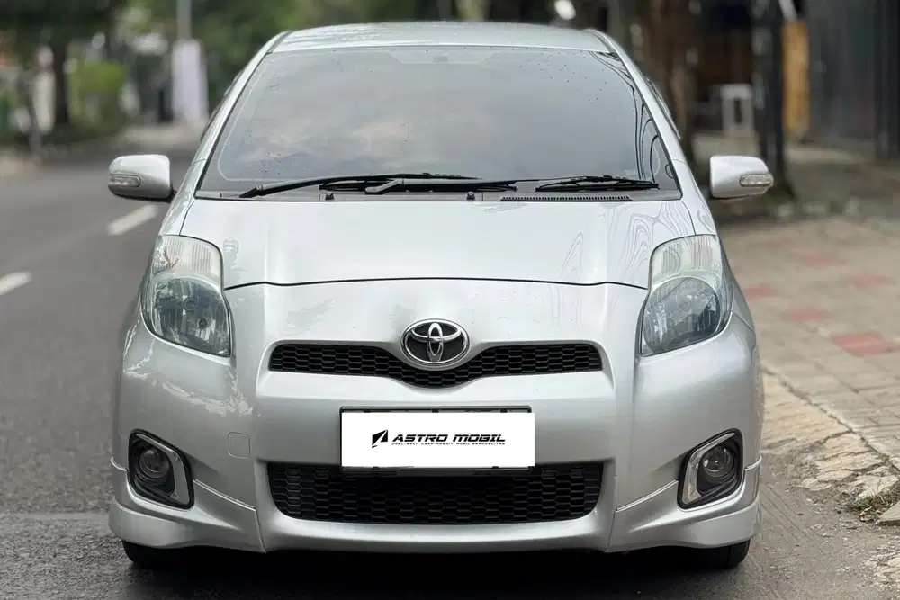 YARIS E 2013 / 2012 Matic Silver Bagus Murah Kredit Bekas Surabaya