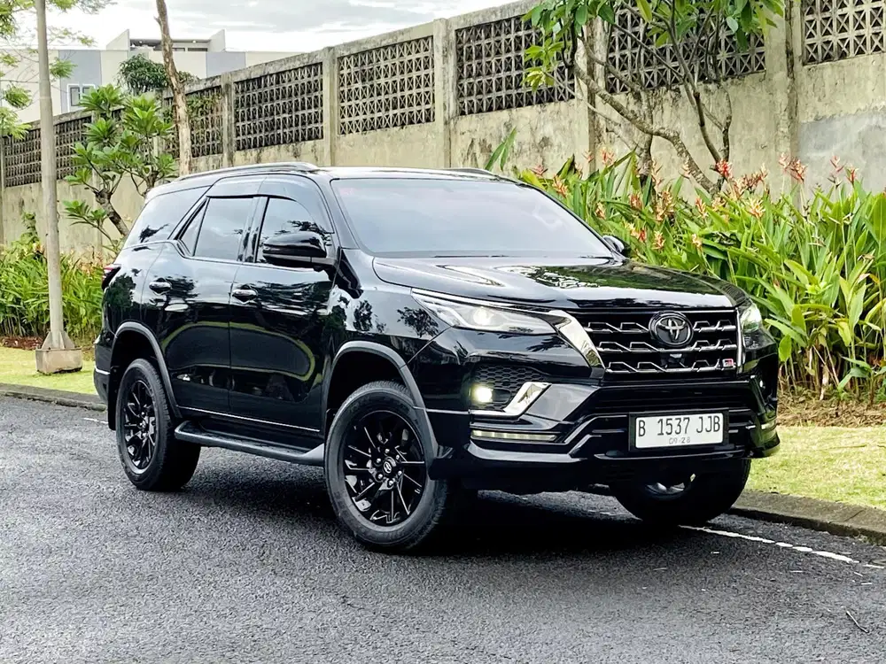 Toyota Fortuner 2.8 GR Sport 4x2 AT Diesel 2023 Warna Hitam 2024 /2025