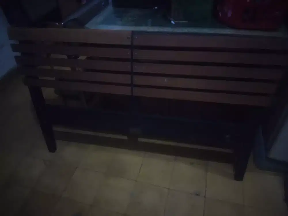 Dipan kayu kondisi bagus