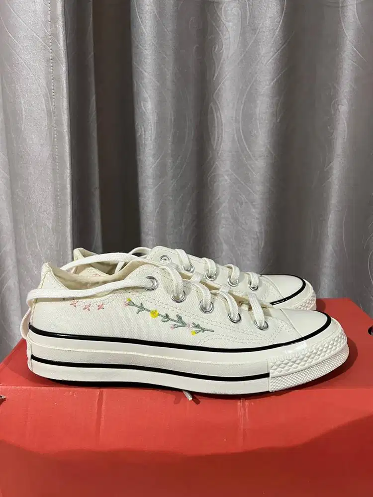 Converse Chuck 70 Embroidered Flowers