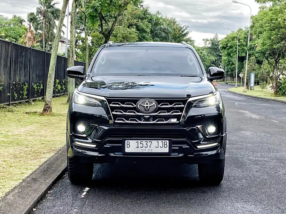 Toyota Fortuner 4x2 GR Sport Diesel Automatic 2023 Hitam Improvement