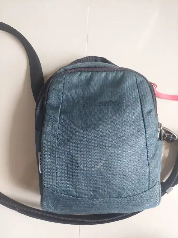 Sling bag  pacsafe original