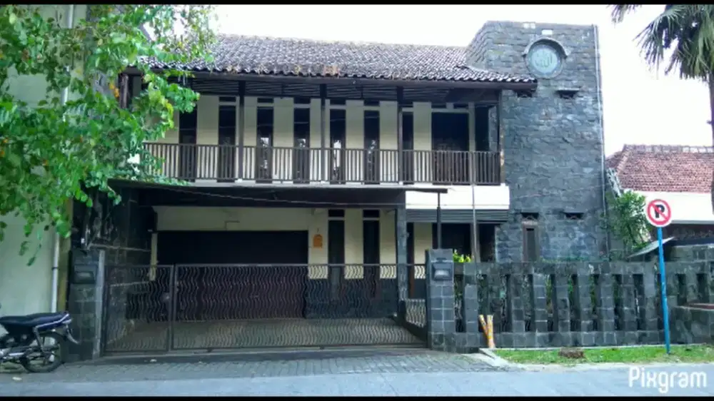 DIJUAL RUMAH MEWAH ASRI DAN NYAMAN LOKASI STRATEGIS PUSAT KOTA BANDUNG