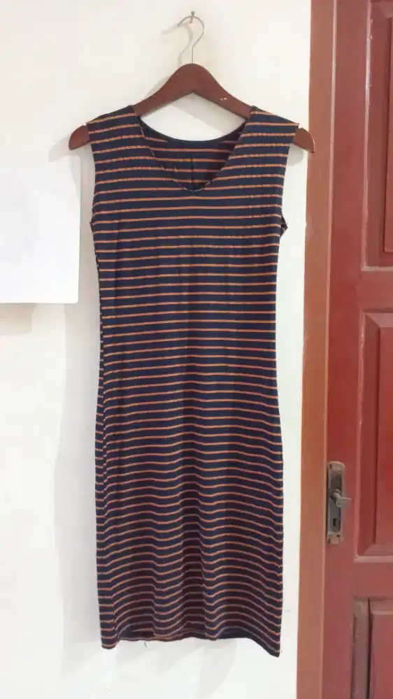 Dress hitam garis