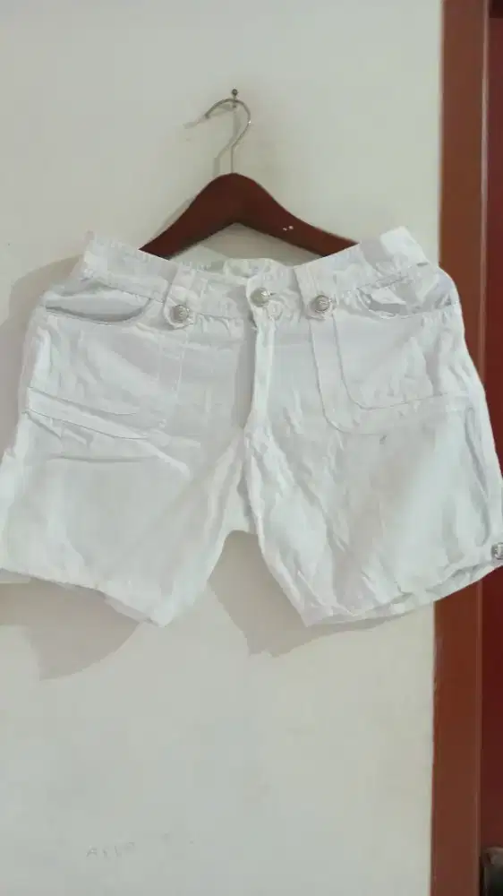 Celana pendek hotpants putih