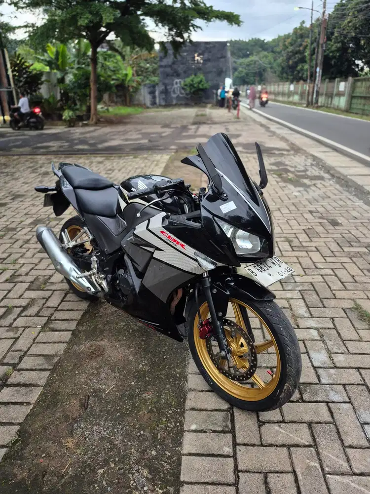 Dijual Honda CBR 150R tahun 2015 pajak hidup