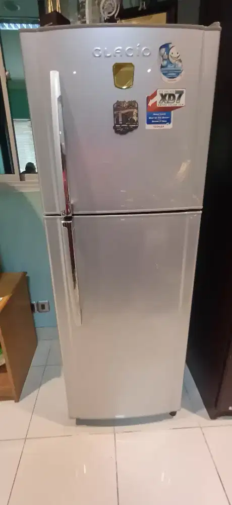 Kulkas merk Toshiba 2 pintu