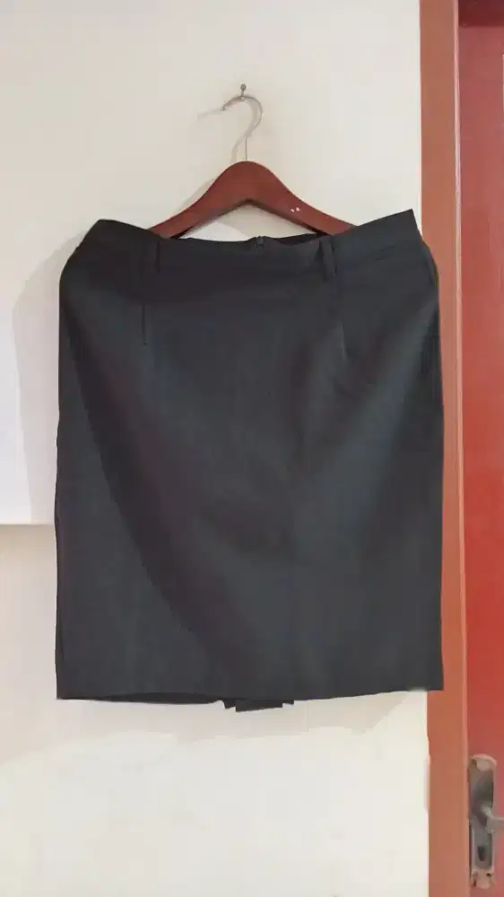 Rok pendek hitam kain