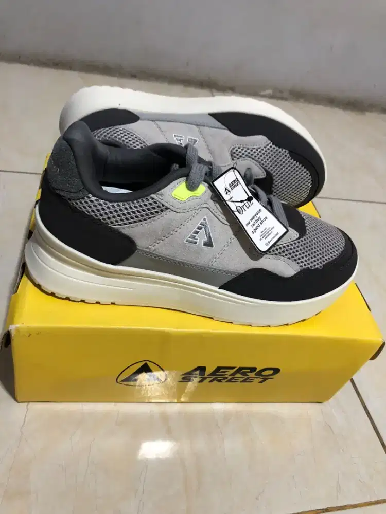 sepatu ukuran 42