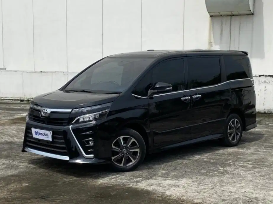 Pajak Panjang Toyota Voxy 2.0 Bensin-AT 2019 Hitam SRR