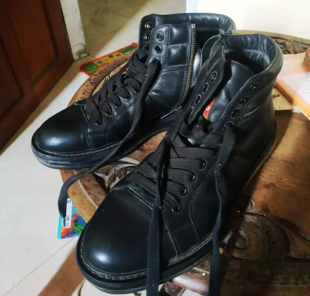 Sepatu Pr4da bekas